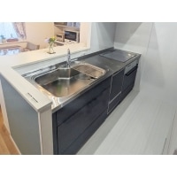 木目とネイビーカラーが織りなす、洗練された水廻り