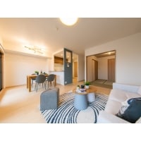 L型キッチンが特徴的な、会話が弾みそうなオシャレで爽やかな家