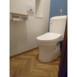 トイレのリフォームをしました。クロスとクッションフロアーを張替えてトイレ内が素敵になりました。