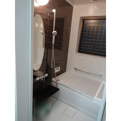 浴室はシステムバスに取替えました。洗面室は洗面化粧台の取替えと天井・壁・床に張替えをしました。