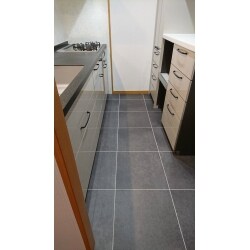 PanasonicLクラスキッチンとカップボードを揃えて施工。
フロアタイルでお洒落に仕上げました。
リビング側のカウンター下には造作棚を取りつけました。