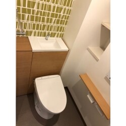 アクセントクロスを施工しモダンな雰囲気のトイレになりました。