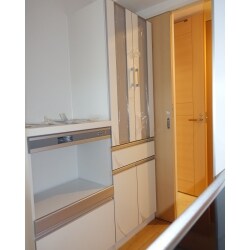 キッチンにキャビネットを取りつけました。