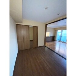 和室だった部屋を洋室へ改装。建具も交換済です。
