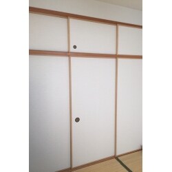 襖を貼り換えて心機一転！面積が大きい物を明るい色目で新調すると部屋全体が明るくなります。