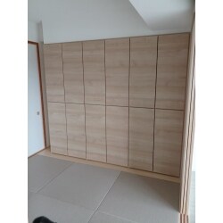 棚設置場所の畳を撤去、縁甲板を施工し、その上にベリティスのキュビオスを作りつけました。梁下にぴったり納まりながらも大容量の収納を確保できました。