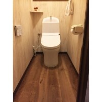 便器新調・床の貼り替えでトイレをお洒落に改装しました。