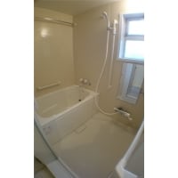 出入口の段差を軽減し、手摺りを設置しました。