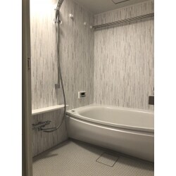 新しくなったバスルームは丸みのある浴槽と木柄の温かみのある壁でリラックスできる素敵な空間になりました。