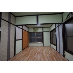 木部の黒と塗装した壁がアジアンテイストの雰囲気を作り出しています。