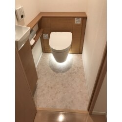 浮遊感のあるフローティングデザインのトイレに交換致しました。