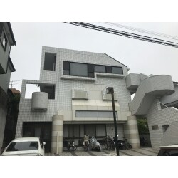 白い壁で汚れもめだっていたので改修工事を行いました。