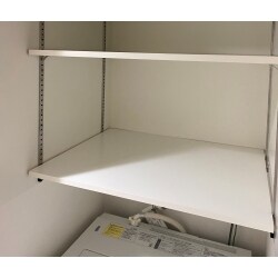 洗濯機置き場の上部に棚を設置致しました。