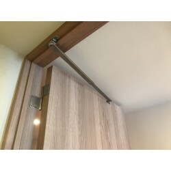 中古物件をご購入にあたり外れていたドアクローザーの取付をご希望でした。
