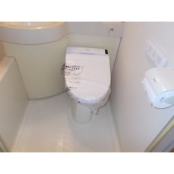 3点式ユニットバスのトイレにウォシュレットを設置致しました。