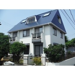 紺色の屋根が青空に映えます。