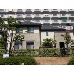 既存のイメージを変えずに屋根や外壁のメンテナンスをしました。
「塗装をしたので綺麗でピカピカ」ではなく街並みに溶け込む自然な感じに仕上げました。