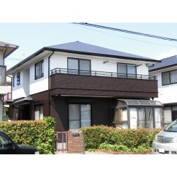屋根は遮熱シリコン、外壁はラジカル制御型塗料でメリハリのある２トーンで仕上げました。