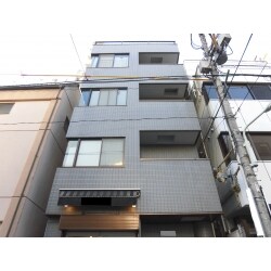 屋上とベランダの防水とＡＬＣ外壁はシーリングと塗装、そしてタイル面はクリーニングと目地補修をして防水コートを施しました。