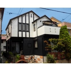 外壁の下側（１階部分）を思い切って濃い色に変更して、メリハリのある現代風のデザインとしました。