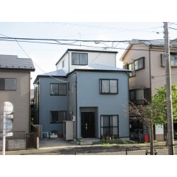 外壁はシーリングの打替え後に高耐久ラジカル塗装。屋根は遮熱性能を重視した淡色での遮熱塗装をしました。
