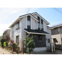 外壁の色彩は数種類のカラーシミュレーションを作成し、落ち着いた２トーンで仕上げました。