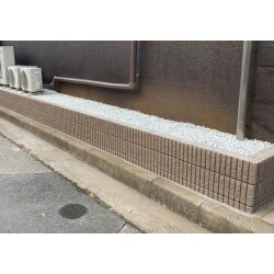 崩れかかったレンガを撤去し、化粧ブロックを積みなおしました。同時に植木も処分し防草シートを施工しました。
