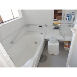 範囲内ギリギリまで広くし、圧迫感をなくしました。
将来を考え、手すりも設置！
浴室及び脱衣場の天井には、浴室暖房を設置！
これで冬場も快適になりました。