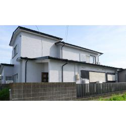 優れた耐候性を備えたラジカル制御型塗料を使用し、塗りたての美しさを長期的に保つことが期待できます。
併せて外壁の一部張替え、雨樋、室内天井など傷みの目立つ箇所の改修も行いました。