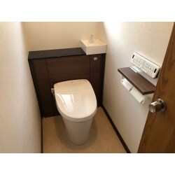タンクレストイレにすることで後ろに収納スペースができ、掃除のしやすいすっきりした空間になりました。