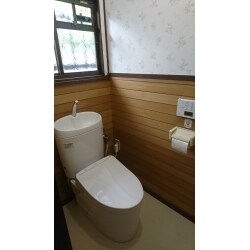 手洗付きトイレに交換　
床とクロスも張替えました