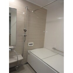リフォームで浴室とトイレを機能性を高め、洗面所の内装を施工しました。
トイレは壁紙とホーローパネルの２色使いが爽やかな印象になりました。