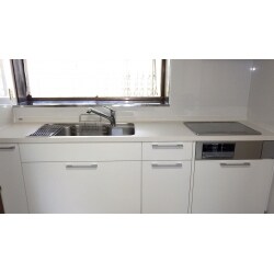 キッチンと浴室の機能性を高め、快適に過ごして頂けるリフォームを提案しました。
浴室は滑りやすい床を安全に冬も暖かく、キッチンは使いやすさと住む人にフィットするデザイン性が特長です。