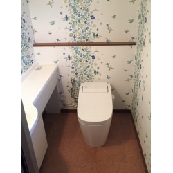 タンクレストイレでスッキリと。柄が入った壁紙で殺風景なトイレが爽やかな印象に。