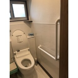 介護保険を利用してトイレと浴室に手すりを設置しました。