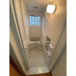全体を暖色系にそろえて、落ち着いた温かみのある浴室にリフォームしました。省スペースでも空間をすっきりさせることで広く見せることができます。