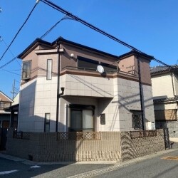 外壁塗装により、住まいが大変身しました。紫外線に強い塗料なので、耐候性もアップ。劣化がしにくく、素敵な外観を維持できます。