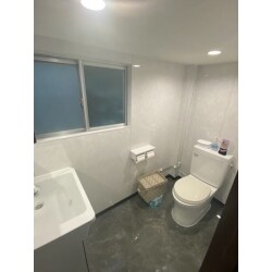 事務所トイレの内装工事を行いました。明るく広々とした、清潔感あふれる空間へと一新しました！