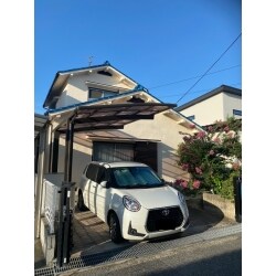 外壁塗装を行いました。
耐候性が高いので、紫外線や雨風の影響を防ぎ、長期にわたり綺麗な外観を保ち続けます。