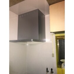 レンジフードの取替工事を行いました。
取り付けの向きを変更し、パネルを貼ったことで掃除が楽になりました。