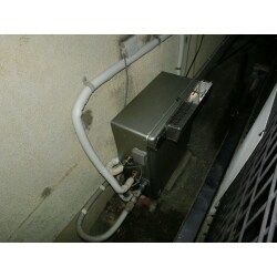 据置きタイプのエコジョーズ給湯器に交換。安全のため、草取り後に設置しました。