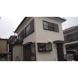 12日間で外壁・屋根などの塗装工事を行いました。
ダークカラーから明るいトーンに塗り替えて、イメージを一新しました。