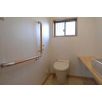 余裕のカウンターを持つトイレ