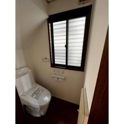 トイレ本体を節水性・清掃性に優れた新しいものへ交換し、壁、クロスともにリフレッシュしました。
白い壁クロスで空間が明るくなり、ダーク系の床材との組み合わせで清潔感の中にも落ち着きのある仕上がりになっています。