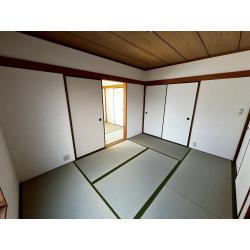 畳や襖を新しくすることで、和室全体を明るく清潔感のある空間へとリフレッシュしました。
既存の木目天井や柱はそのまま活かし、昔ながらの落ち着いた和の雰囲気を残しながら、気持ちよく過ごせる空間に仕上げています。
隣室とのつながりも感じられるため、客間としてはもちろん、ご家族のくつろぎスペースとしても活用いただけます。