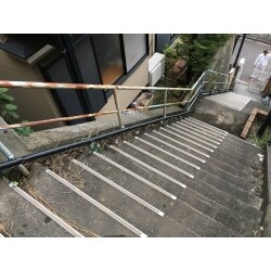 【緊急】階段内配管・水漏れ修理