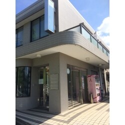 横浜市内の病院の外壁工事をさせていただきました。タイル壁ですが細やかな部分までしっかりメンテナンスをさせて頂いております。