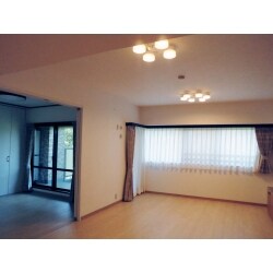 お子様3人がいらっしゃるお宅です。必然的に荷物も多く、マンションの限られたスペースの中で新規収納スペースの確保されたいというご希望でした。収納スペースと新規引戸の取り合いがこだわりのお客様の要望をかなえるために、ミリ単位の無駄のない収まりを実現いたしました。

