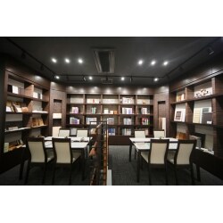 店舗事例　ショールームの顔となるカウンター＆本棚