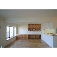 ナチュラルテイストのパソコンデスク兼壁面収納